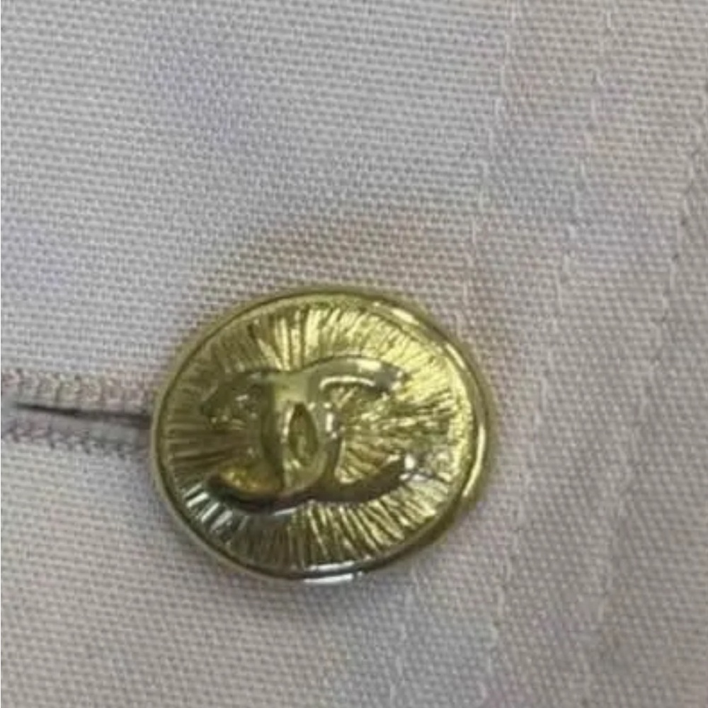 Chanel CC buttons in gold. - Picture 7 of 7